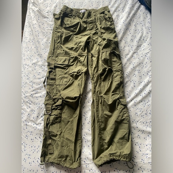 Garage women’s army green parachute pants. Only worn a few times! - Picture 1 of 3